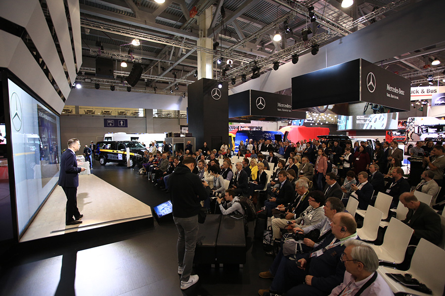 汽車展廳現(xiàn)場，汽車展會(huì)嘉賓，奔馳汽車展臺(tái) 